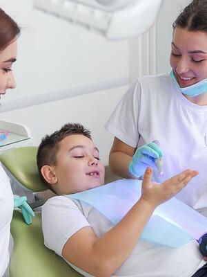 Лікування молочних зубів: Турбота про здоров’я малечі у “Dental Home”